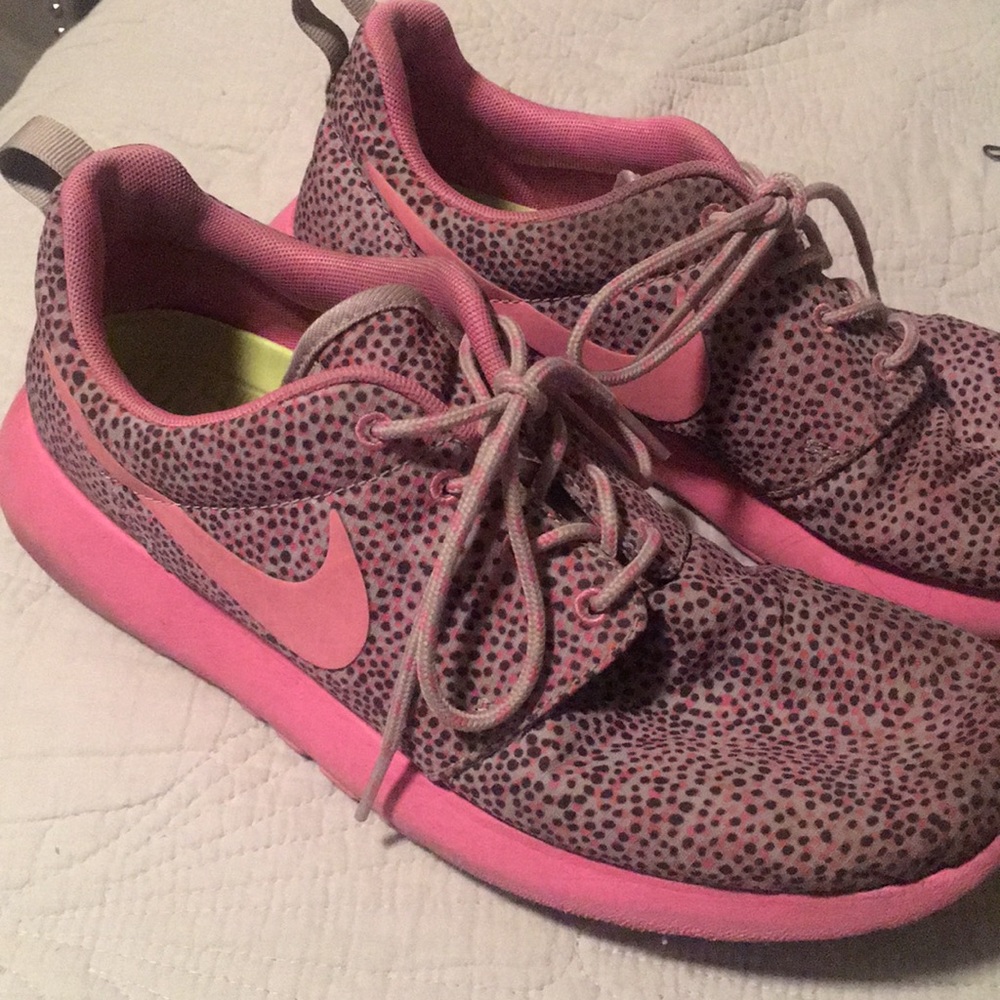Nike Roche pink with small grey and black dots